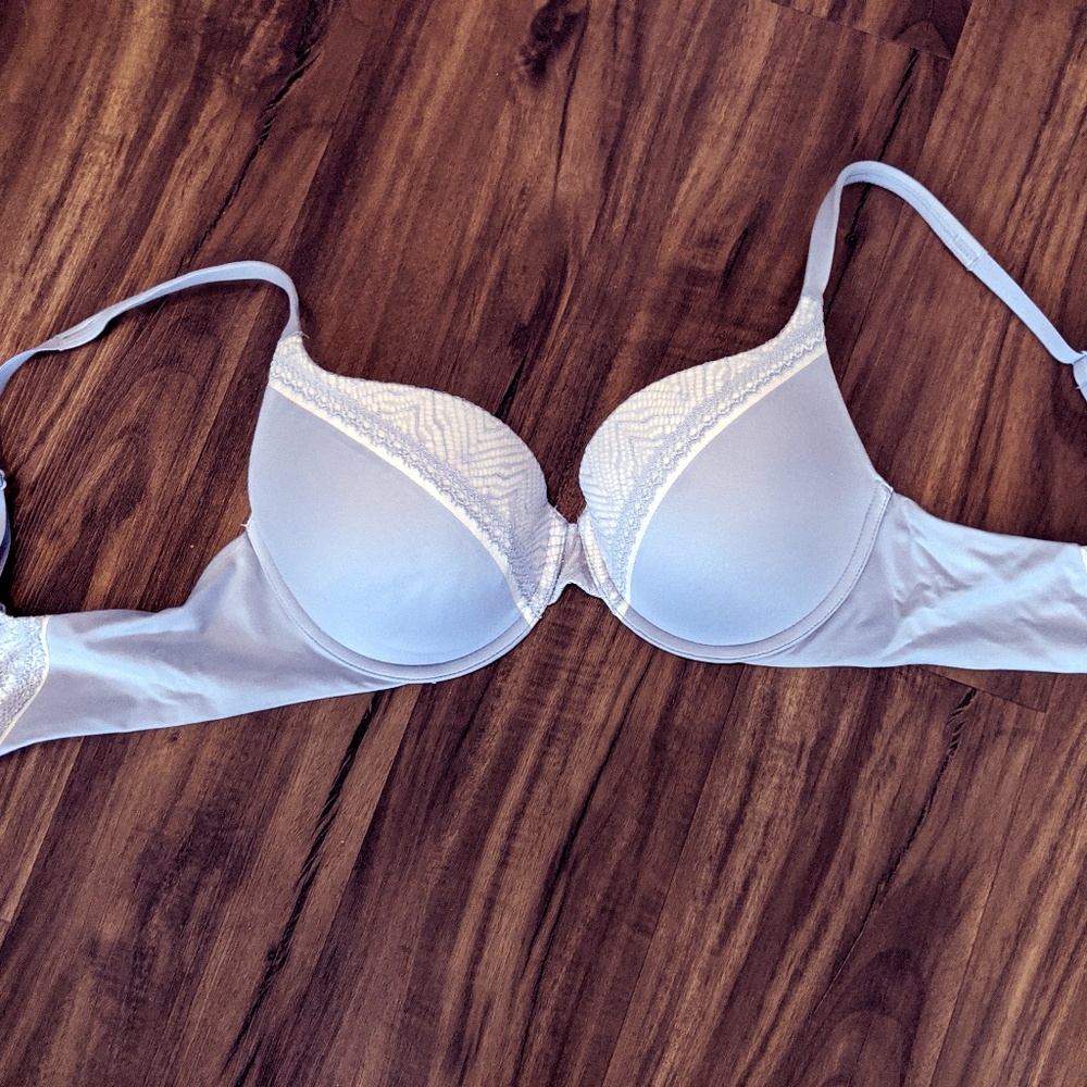 Victoria's Secret Grey/Silver Bra 36C. LIKE NEW